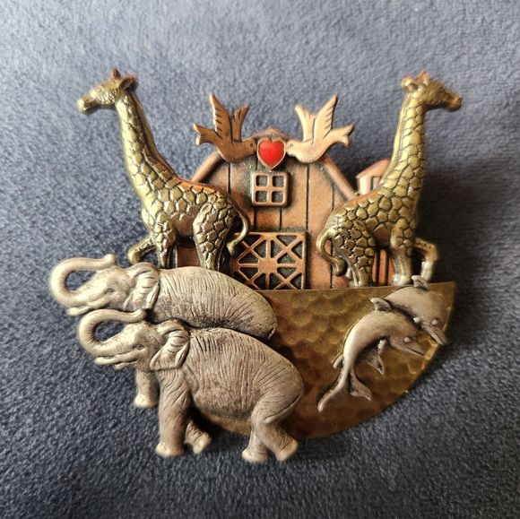 Vintage Noah's Ark Animal Ship Mixed Metal Pin Brooch GIRAFFE ELEPHANT DOLP. - Picture 1 of 3